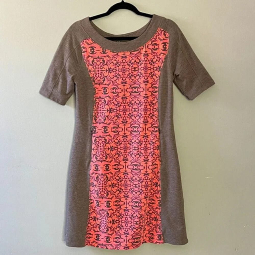 Title Nine Athletic Short Sleeves Dress Jersey Pullover Size M Tan/Peach Florals